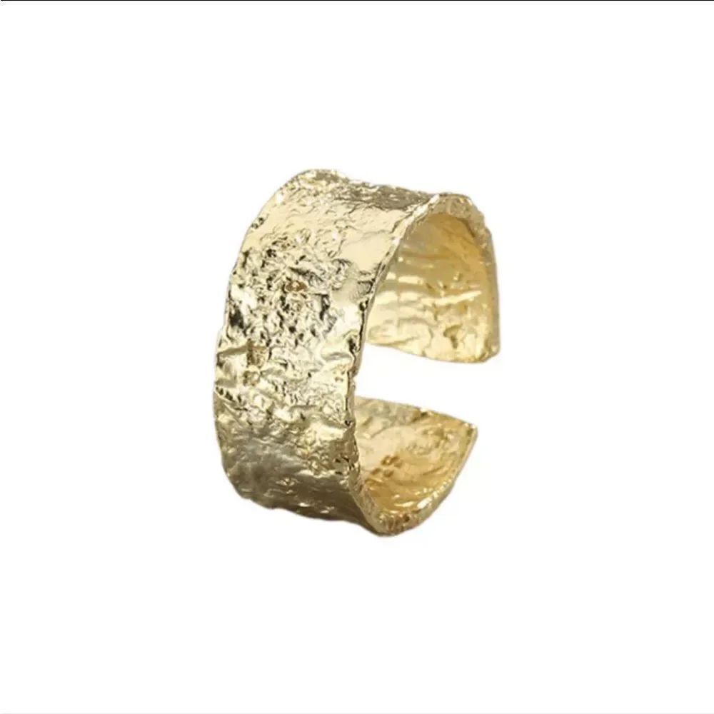 The Texture Band Ring in gold - Picture 3 of 6